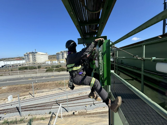 Operação técnica da Dupla Vertical numa estrutura industrial