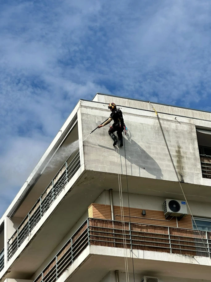Técnico da Dupla Vertical em acesso por corda numa fachada