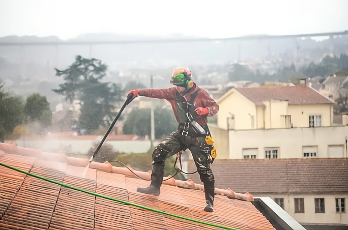 Técnico da Dupla Vertical durante tratamento e limpeza de uma cobertura